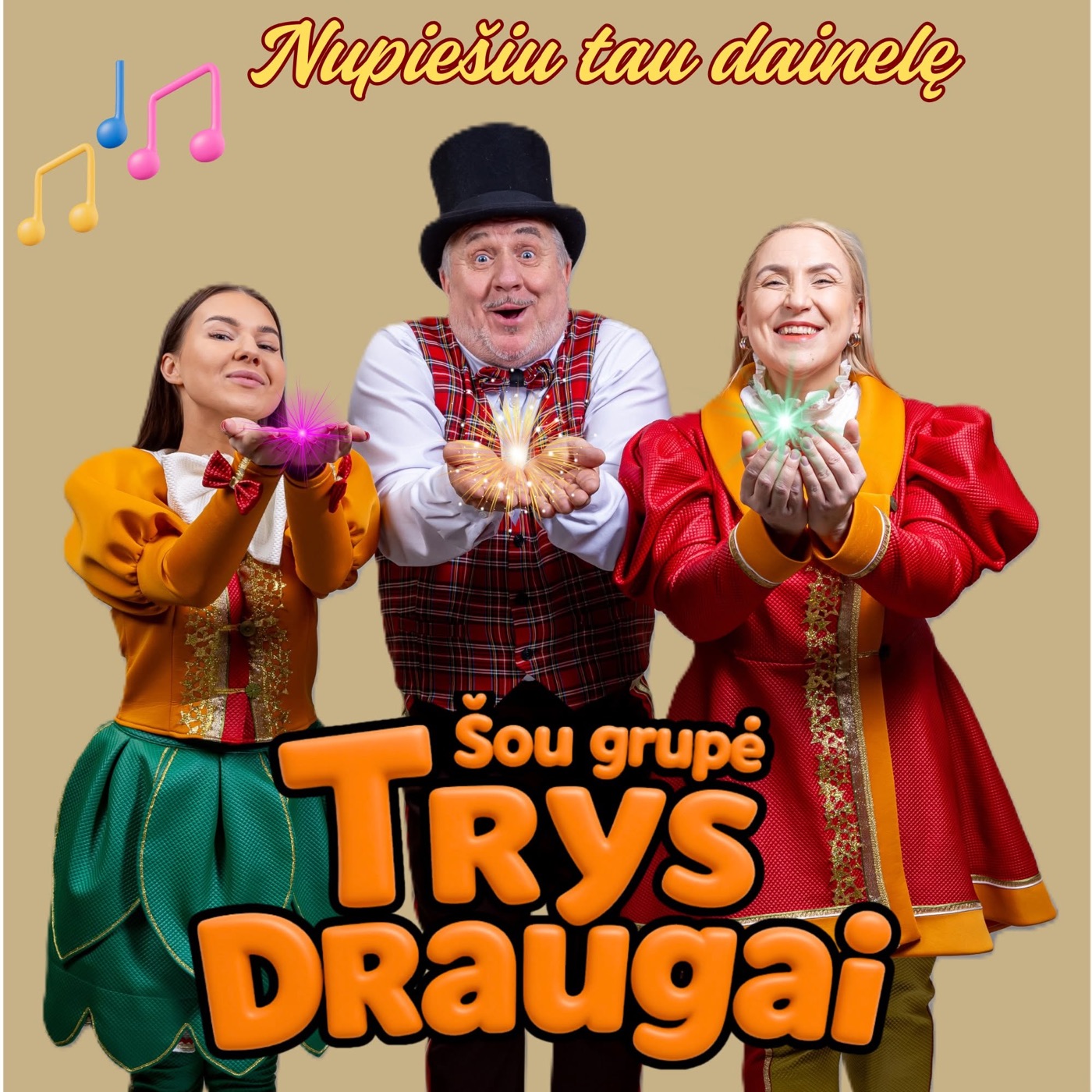 Trys draugai spalvingais kostiumais